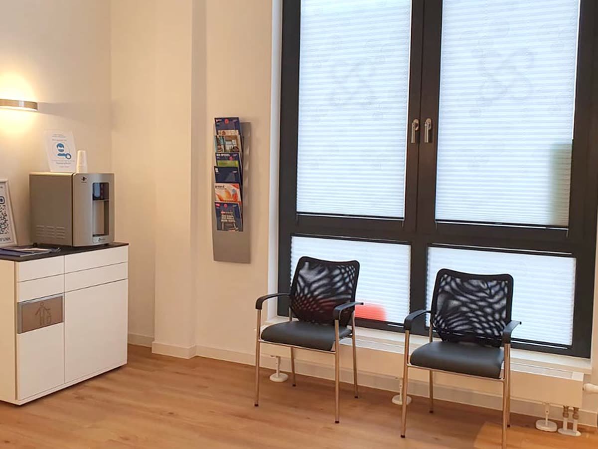 Wartebereich am Fenster mit Wasserspender und Zeitschriftenhalter